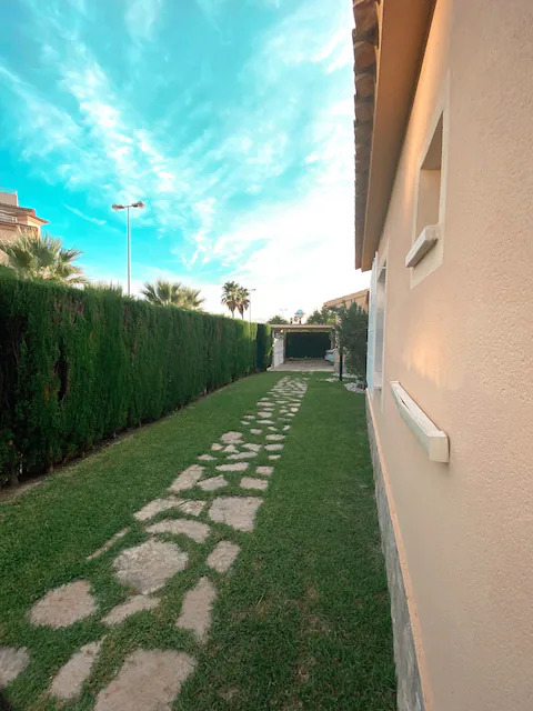 Jardín de villa con mascotas